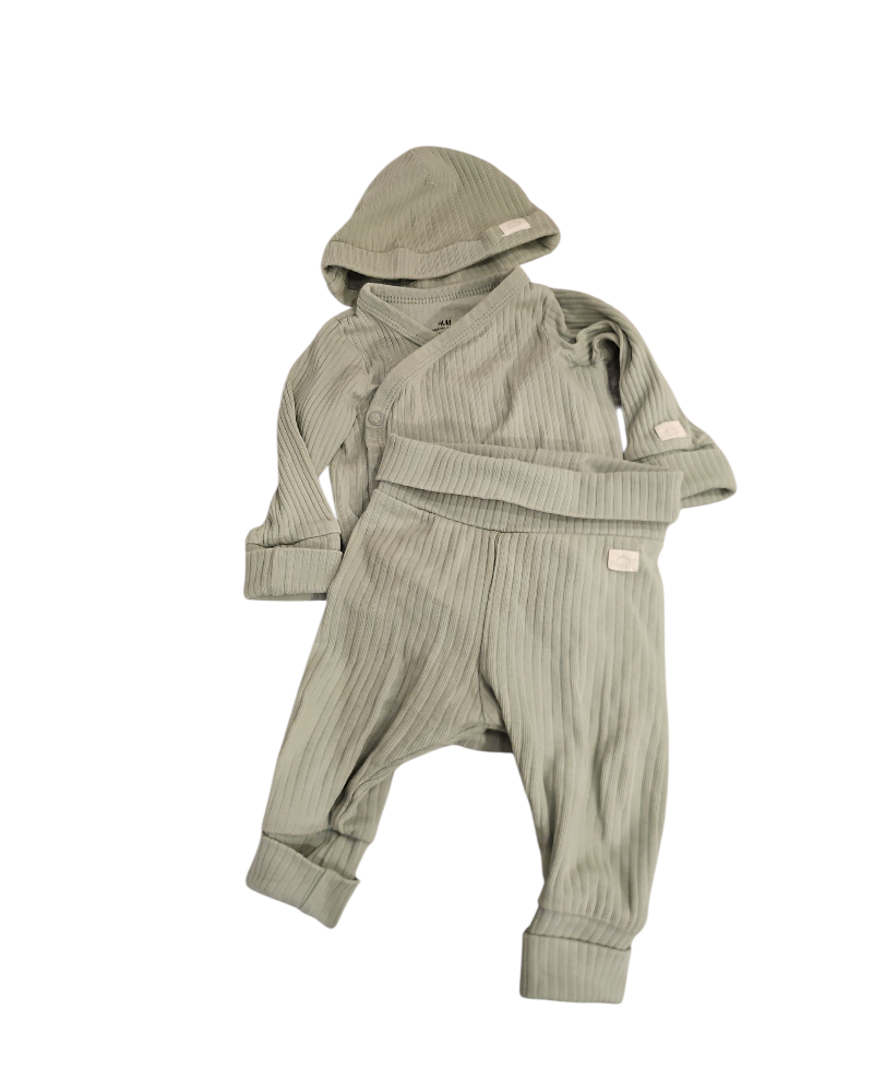 Set med body, byxor och mössa