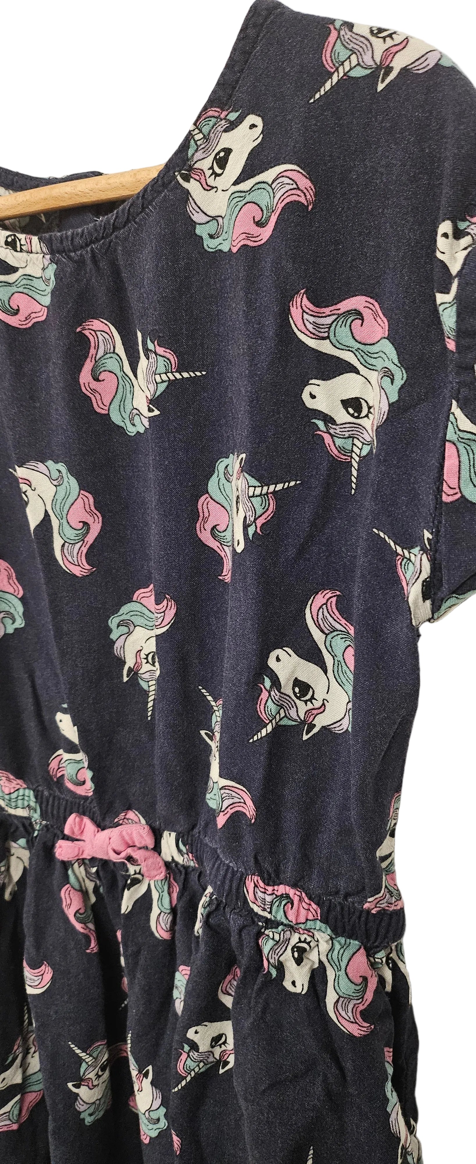 Klänning med enhörningar