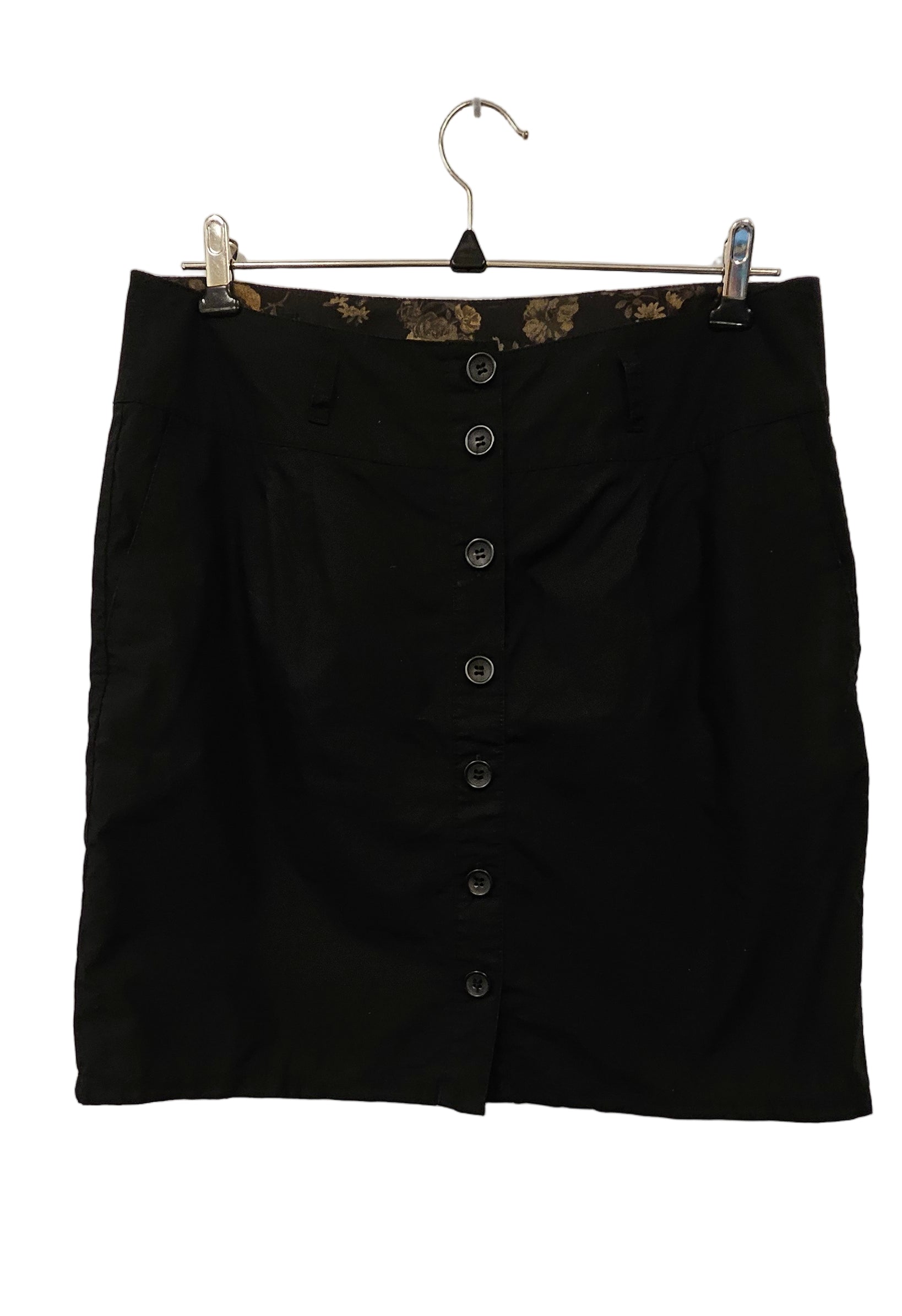 Kjol med knappar och fickor