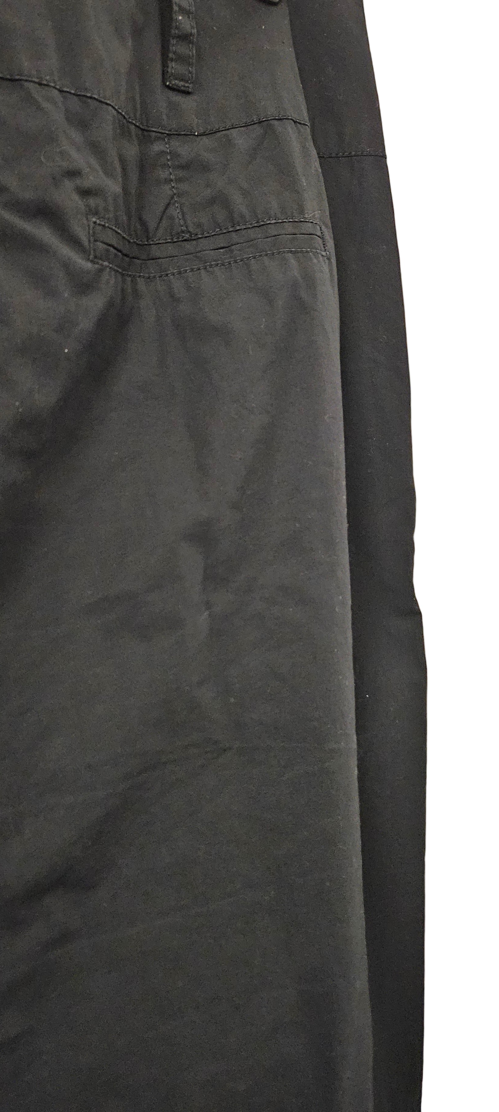 Kjol med knappar och fickor