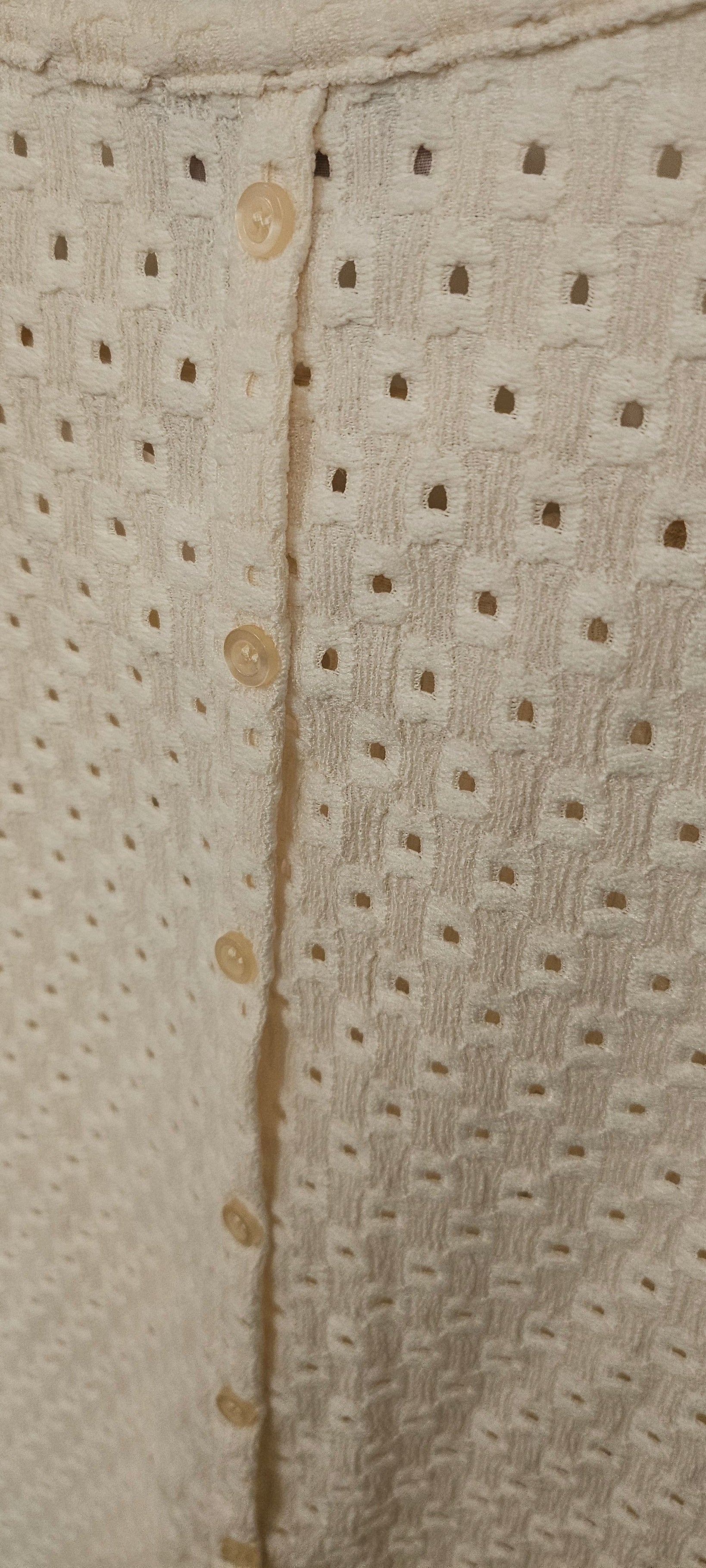 Blus med knappar bak