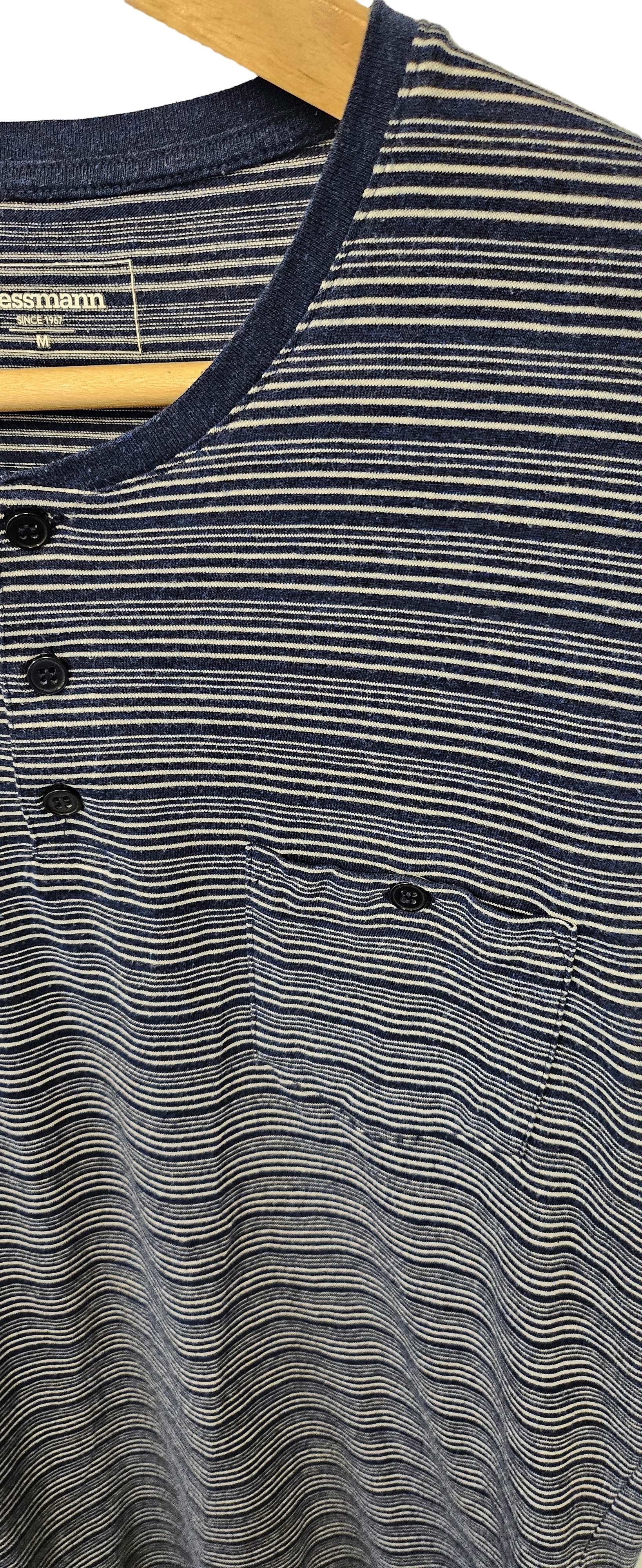 T-shirt med knappar och ficka